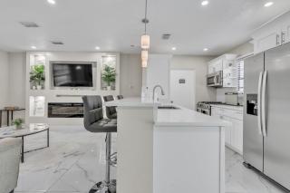 Stunning Modern Home in Tampa with Pool - Just 5 Minutes from Airport! - Tampa - 2