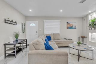 Stunning Modern Home in Tampa with Pool - Just 5 Minutes from Airport! - Tampa - 4