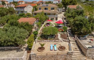 Cozy Apartment In Zdrelac With Jacuzzi - Ždrelac - 1