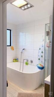 Modern three bed two and a half bath with in and outdoor flow plus study - Auckland - 5