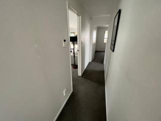 Modern three bed two and a half bath with in and outdoor flow plus study - Auckland - 4