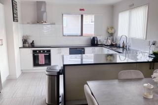 Modern three bed two and a half bath with in and outdoor flow plus study - Auckland - 1