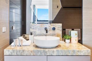 Beachfront Luxe 2Bedroom Apt with Sunset River Views - Gold Coast - 5