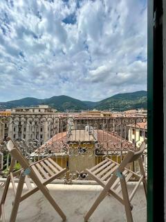 Fancy apartment bright with city and mountain view on an ancient staircase 5 mins to the station with 2 balcony with amazing city view - La Spezia - 9