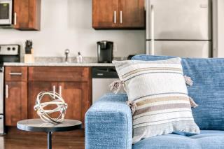 CozySuites Music Row Modern 1BR with free parking 02 - Nashville - 1
