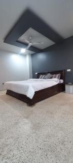 Swanky Sojourns Home Stay With 1T AC Bedroom - Kolhapur - 0