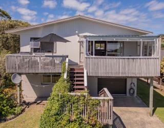 Sunsets and Surf - Whangapoua Holiday Home - Whangapoua - 0