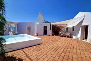 Casa Típica com Pátio e Tanque - Giz - 0