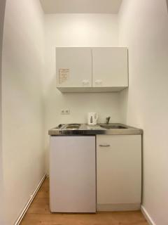 Budget Private Rooms in 8-Bedroom Apartment with Terrace - 8