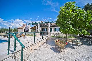 Secluded vacation house Bračuta with swimming pool - Pučišća - 8