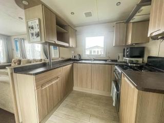 Lovely 6 Berth Caravan With Decking Nearby Pakefield Beach Ref 68006Cl - Lowestoft - 4