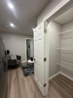 Luxurious Home in NW Calgary, Free Parking, High Speed Internet, Near Grocery and Airport - Calgary - 8