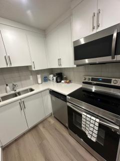 Luxurious Home in NW Calgary, Free Parking, High Speed Internet, Near Grocery and Airport - Calgary - 6