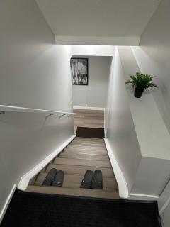 Luxurious Home in NW Calgary, Free Parking, High Speed Internet, Near Grocery and Airport - Calgary - 5