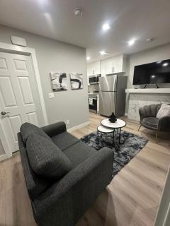 Luxurious Home in NW Calgary, Free Parking, High Speed Internet, Near Grocery and Airport - Calgary - 2
