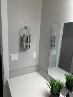 Luxurious Home in NW Calgary, Free Parking, High Speed Internet, Near Grocery and Airport - Calgary - 1