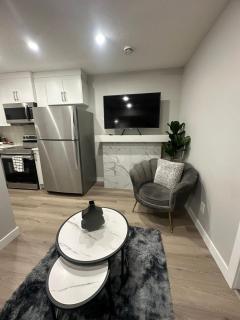 Luxurious Home in NW Calgary, Free Parking, High Speed Internet, Near Grocery and Airport - Calgary - 9