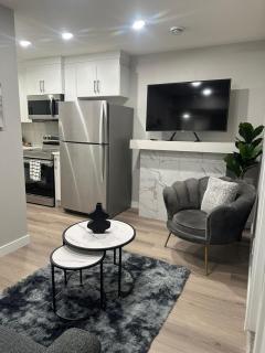 Luxurious Home in NW Calgary, Free Parking, High Speed Internet, Near Grocery and Airport - Calgary - 0