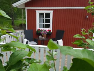 Lilla huset med stor trädgårdstomt nära golf och hav - 2
