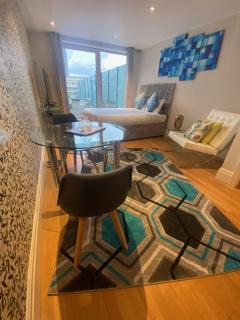Aircon in all Rooms Desirable 2bed Flat in Chelsea - 5