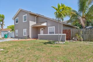 Spacious 3BR Villa in Miami with Fenced Backyard - Miami - 7