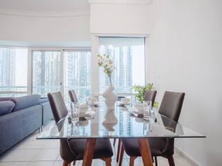 Stunning skyline- lake view modern cozy apartment - Dubai - 2
