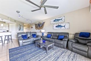 Undersea Retreat: Coastal Charm Walk to Beach Access with Amenities Galore OW4-406 - Edgewater - 8