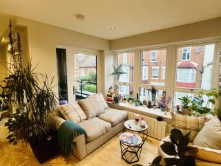 Modern, bright and spacious 1BR - 6