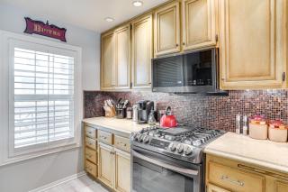 Huntington Beach Condo with Pool Less Than 1 Mi to Pier! - Huntington Beach - 1
