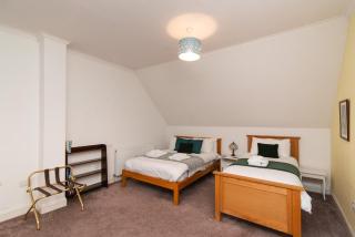 4 Bedroom Apartment in Central Matlock with River Views - 2