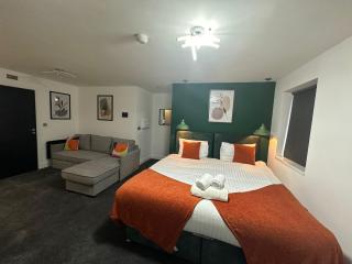 Under New Management - Contractor Friendly - Premium Studio Apartments - Free Parking - Sofa Beds - Sky TV - Full Kitchen - Washer Dryer - WiFi - 2