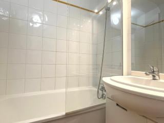 Appartement cosy au pied des pistes avec piscine, balcon et parking privé - FR-1-505-170 - 3