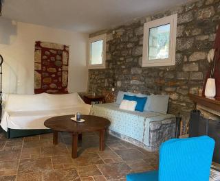 Potis Stone House - - 7