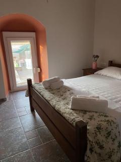 Potis Stone House - - 5