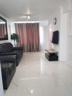 Luxurious 2 Bedroom House With Garden And Free Parking - 6