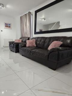 Luxurious 2 Bedroom House With Garden And Free Parking - 4