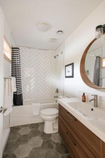 Le Chalet Waterfront Retreat - 3