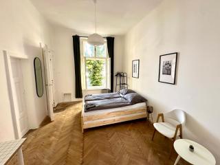 Best location in Prague! 4 bedrooms and super host! - Prague - 0