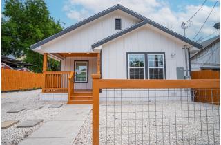 Spacious Delightful 4 BR 3 BA Close to Downtown - San Antonio - 1