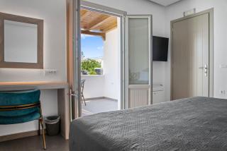 Mountain and Sea Suites - Kamari - 8