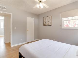Charming 5 Bedroom Granada Hills House with Pool - 7