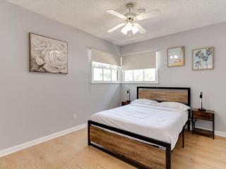Charming 5 Bedroom Granada Hills House with Pool - 4