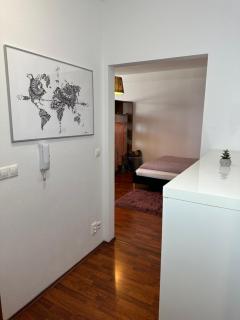 Cozy Apartment with nice balcony seating, 9th floor, parking - Bratislava - 4