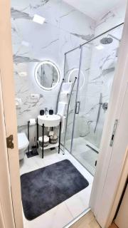 Modern 2 bedroom apartment with balcony in central location - Tirana - 7