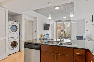 Atlanta Midtown High-Rise Condo With King Bed Free Parking and Balcony With View - 1