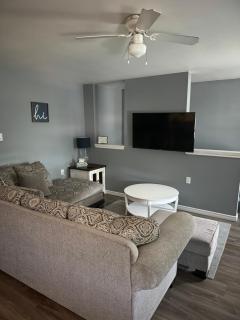 Blue door loft upper apartment - Thorold - 1