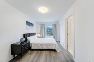 Modern 4 BR 3 and half WR 2 km to HW 403 and Downtown - 0