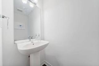 Modern 4 BR 3 and half WR 2 km to HW 403 and Downtown - 7