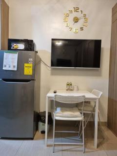 Cozy condo with balcony pool view Netflix and Wi-Fi near Mall of Asia - Manila - 8