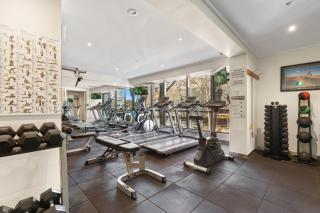 2-Bed Inner-City Pad with Gym & Sauna - 6